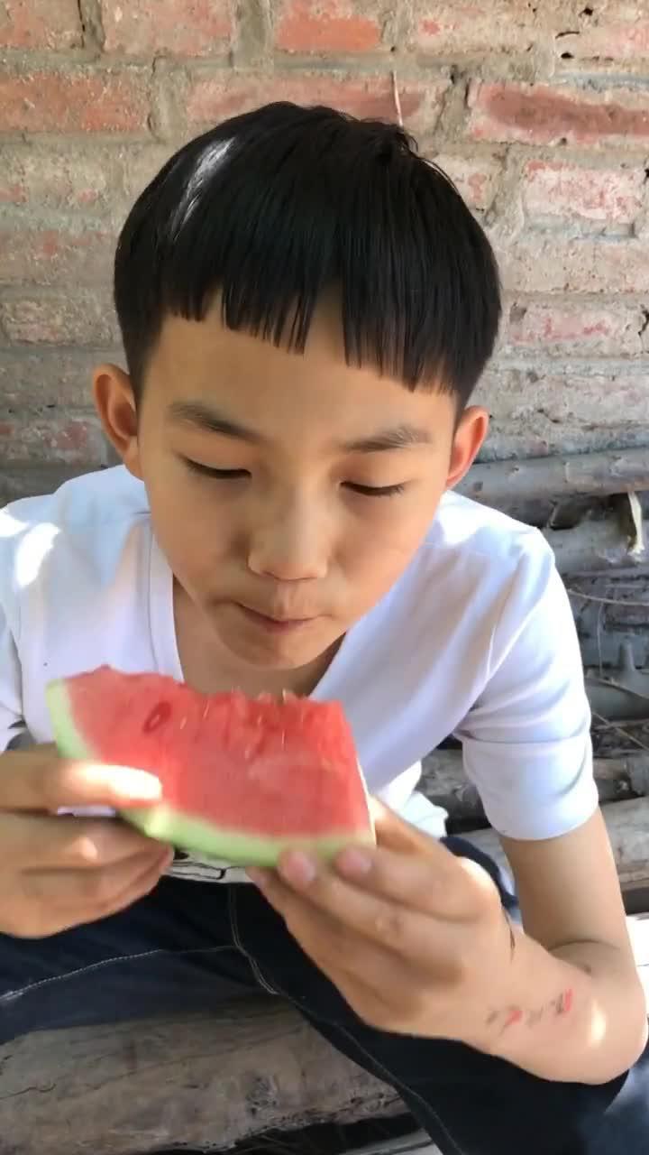 吃瓜男孩壁纸,趣味横生的视觉盛宴